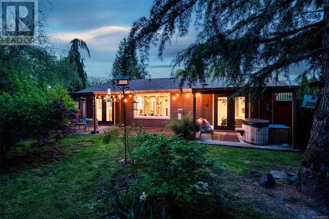 4100 Interurban Rd, House detached with 3 bedrooms, 2 bathrooms and 2 parking in Saanich BC | Image 4