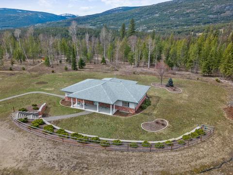 2550 Pass Creek Road, House detached with 3 bedrooms, 2 bathrooms and null parking in Central Kootenay I BC | Card Image