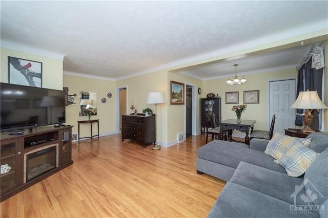 2640 Ayers Avenue, House detached with 3 bedrooms, 2 bathrooms and 3 parking in Ottawa ON | Image 6