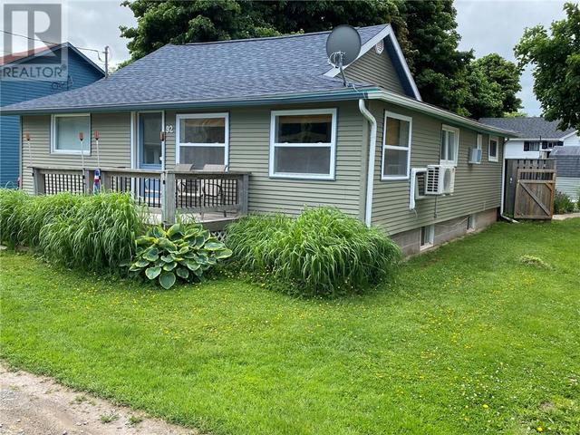 92 First Ave, House detached with 2 bedrooms, 1 bathrooms and null parking in Shediac P NB | Image 1
