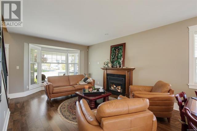 3153 Alder St, House detached with 5 bedrooms, 3 bathrooms and 2 parking in Victoria BC | Image 5