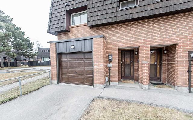 81 Darras Crt, Townhouse with 3 bedrooms, 2 bathrooms and 2 parking in Brampton ON | Image 2