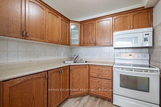 702 - 293 Mohawk Rd E, Condo with 2 bedrooms, 1 bathrooms and 1 parking in Hamilton ON | Image 9