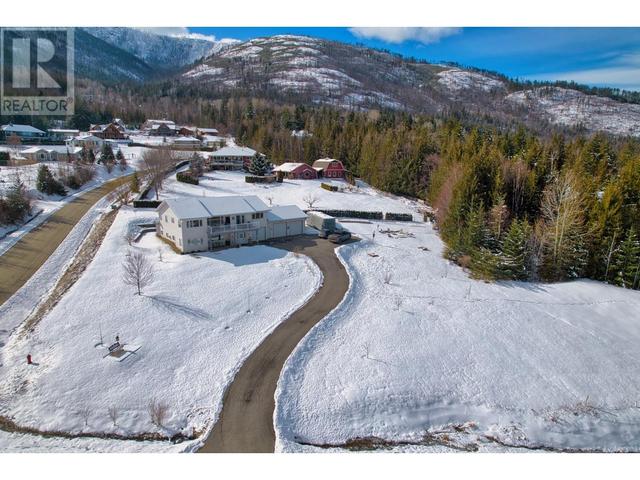 2190 Country Woods Road, House detached with 4 bedrooms, 3 bathrooms and 3 parking in Columbia Shuswap C BC | Image 3