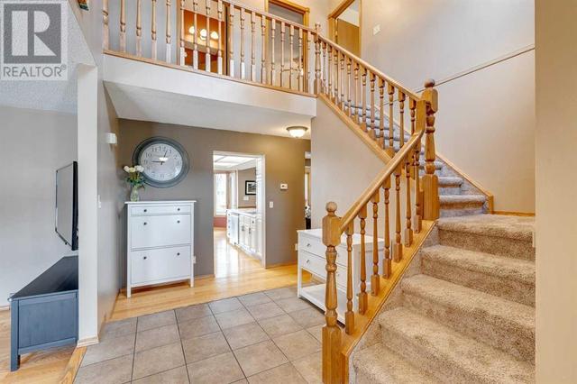 16527 Sunhaven Road Se, House detached with 4 bedrooms, 2 bathrooms and 4 parking in Calgary AB | Image 2