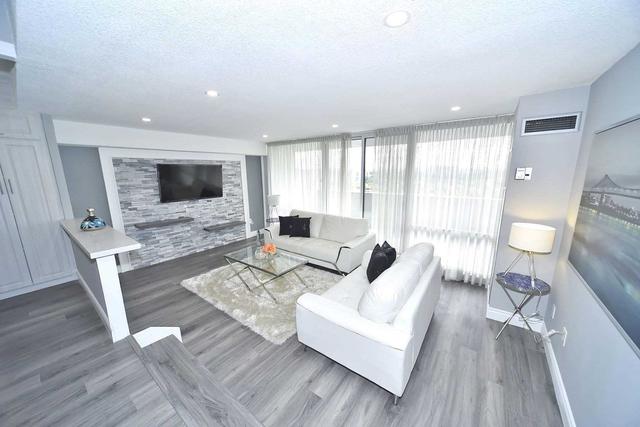 2005 - 260 Scarlett Rd, Condo with 2 bedrooms, 2 bathrooms and 1 parking in Toronto ON | Image 3