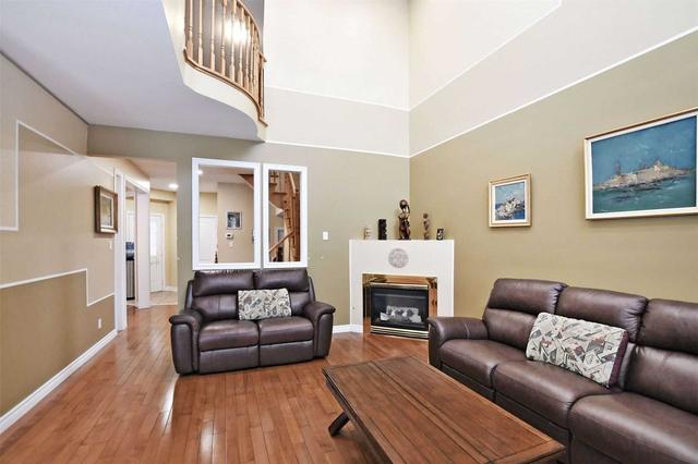 cres - 47 Colonial Cres, House detached with 3 bedrooms, 4 bathrooms and 6 parking in Richmond Hill ON | Image 3