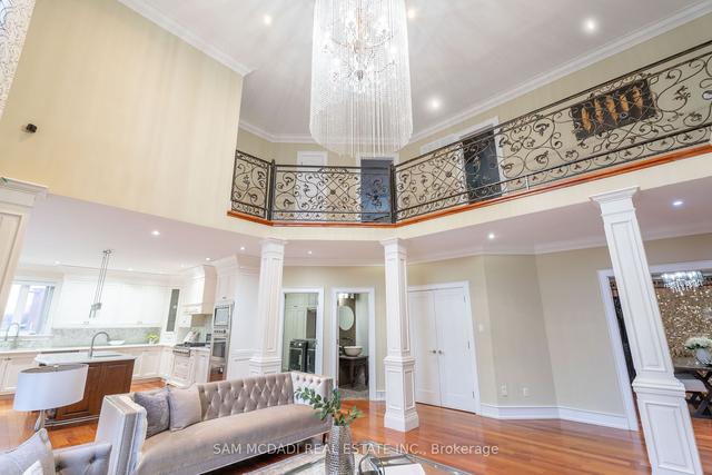 2489 Olinda Crt, House detached with 4 bedrooms, 6 bathrooms and 15 parking in Mississauga ON | Image 3