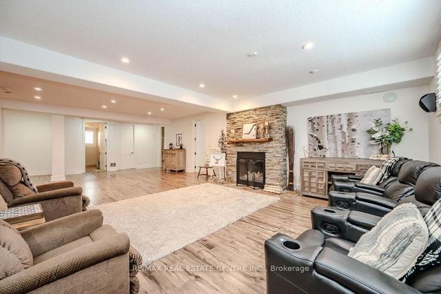 115 Dirksen Crt, House detached with 2 bedrooms, 3 bathrooms and 10 parking in Kitchener ON | Image 16