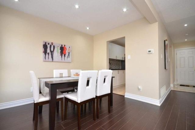 66 Fleetwood Cres, Townhouse with 3 bedrooms, 2 bathrooms and 1 parking in Brampton ON | Image 5