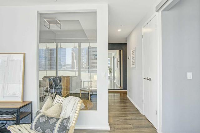 1809 - 197 Yonge St, Condo with 3 bedrooms, 2 bathrooms and 1 parking in Toronto ON | Image 17