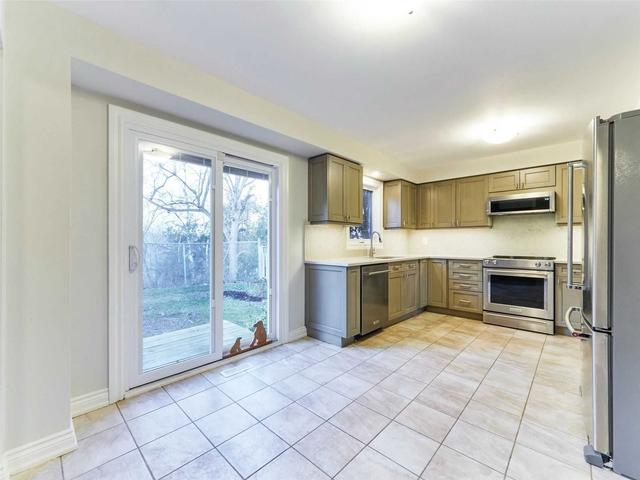 62 Valley Centre Dr, House detached with 5 bedrooms, 3 bathrooms and 6 parking in Toronto ON | Image 2