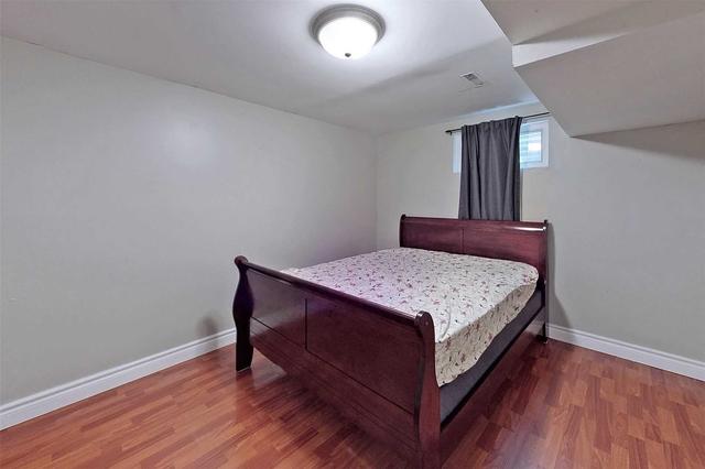 136 Purpledusk Tr, Townhouse with 4 bedrooms, 2 bathrooms and 3 parking in Toronto ON | Image 5