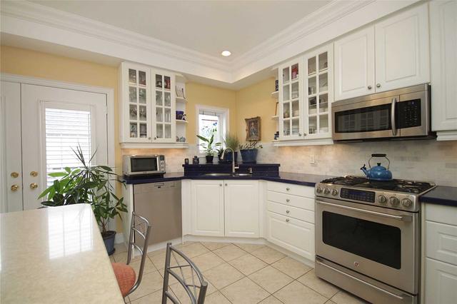 25 Cora Urbel Way, Townhouse with 3 bedrooms, 4 bathrooms and 4 parking in Toronto ON | Image 4