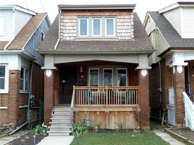 18 Edgemont St N, House detached with 3 bedrooms, 2 bathrooms and 2 parking in Hamilton ON | Image 1