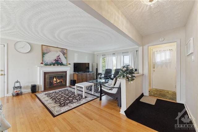 70 Canter Boulevard, House detached with 4 bedrooms, 2 bathrooms and 6 parking in Ottawa ON | Image 2