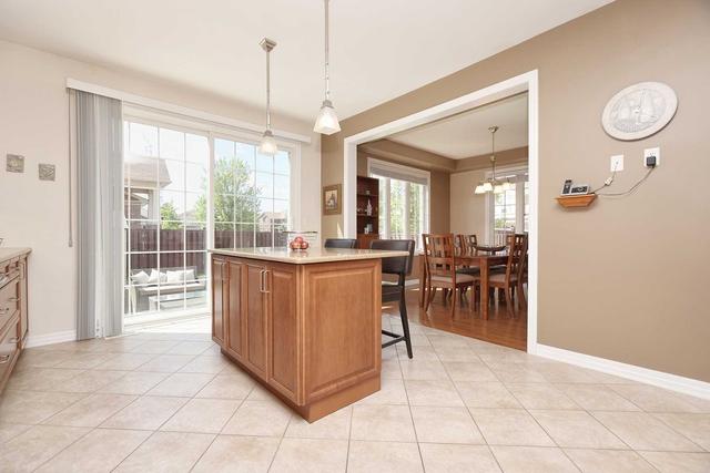 7314 Saint Barbara Blvd, House detached with 4 bedrooms, 3 bathrooms and 6 parking in Mississauga ON | Image 10