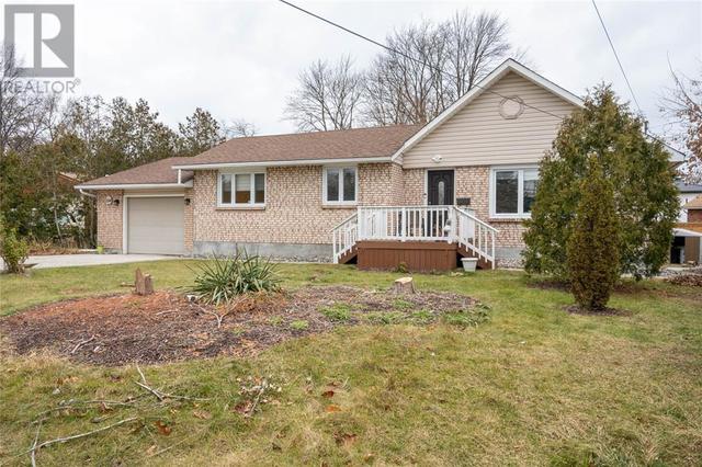 1114 Lakeshore Road, House detached with 3 bedrooms, 2 bathrooms and null parking in Sarnia ON | Image 2