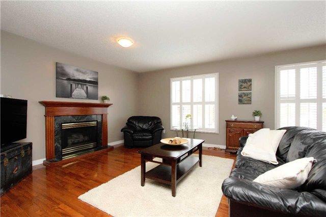 10 Jura Crt, House detached with 4 bedrooms, 3 bathrooms and 4 parking in Clarington ON | Image 9