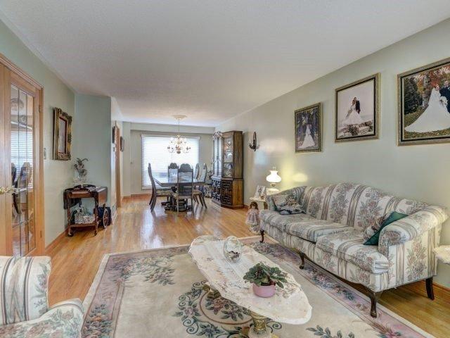 261 Mary St, House detached with 4 bedrooms, 3 bathrooms and 8 parking in Oakville ON | Image 6