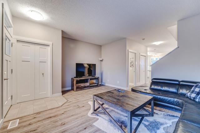 252 Chinook Gate Park Sw, Home with 2 bedrooms, 2 bathrooms and 2 parking in Calgary AB | Image 3