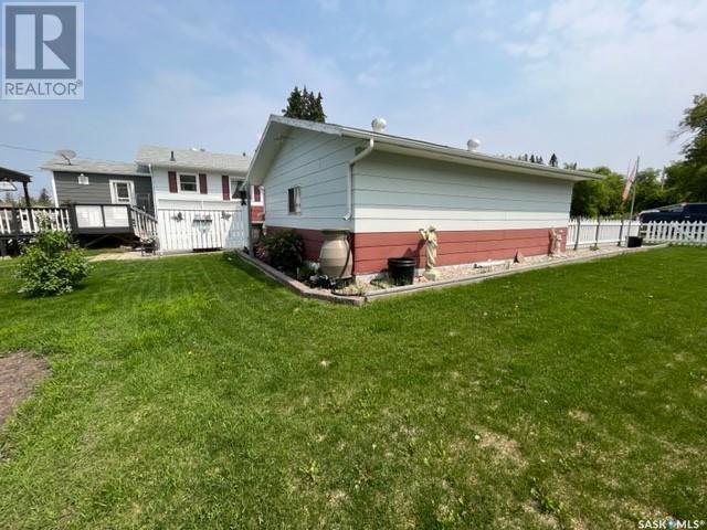 305 3rd Street, House detached with 3 bedrooms, 2 bathrooms and null parking in Star City SK | Image 47