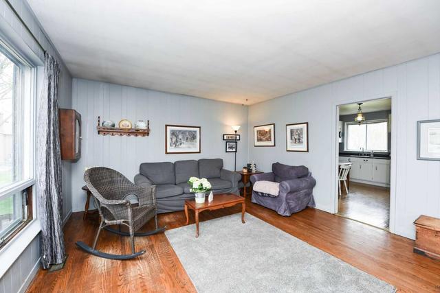108 Robinwood Cres, House detached with 2 bedrooms, 1 bathrooms and 4 parking in Milton ON | Image 2