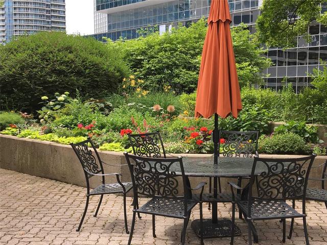 1035 - 33 Harbour Sq, Condo with 1 bedrooms, 1 bathrooms and 1 parking in Toronto ON | Image 8