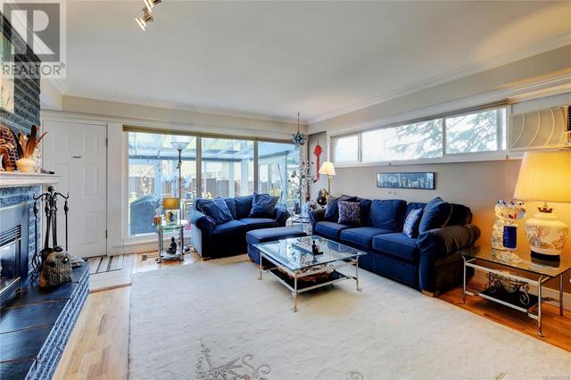 690 Baxter Ave, House detached with 4 bedrooms, 2 bathrooms and 3 parking in Saanich BC | Image 6