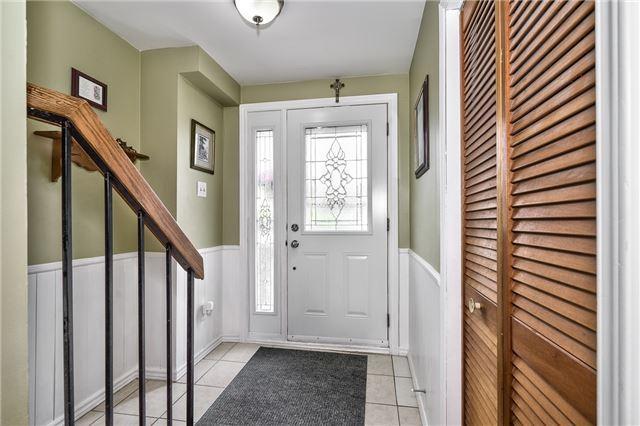 27 Fanshawe Dr, House attached with 3 bedrooms, 2 bathrooms and 4 parking in Brampton ON | Image 4
