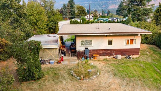 2700 Columbia Avenue, House detached with 2 bedrooms, 1 bathrooms and null parking in Castlegar BC | Image 36