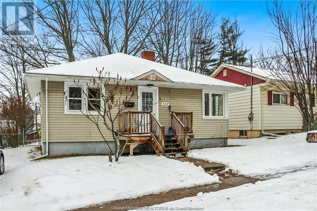 225 Humphrey St, House detached with 2 bedrooms, 1 bathrooms and null parking in Moncton NB | Image 1