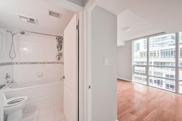 1201 - 263 Wellington St W, Condo with 1 bedrooms, 1 bathrooms and 0 parking in Toronto ON | Image 9