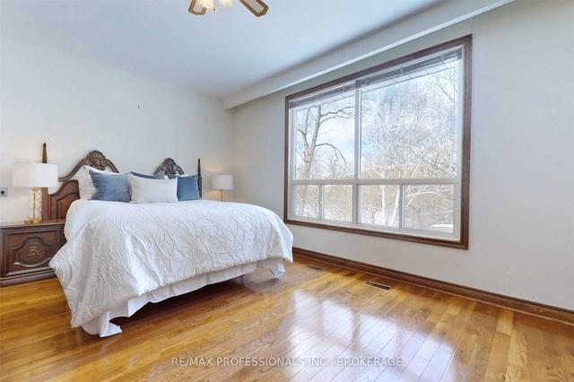 12 Sherin Crt, House detached with 3 bedrooms, 3 bathrooms and 7 parking in Toronto ON | Image 10