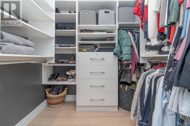 Double Walk-in Closets | Image 36