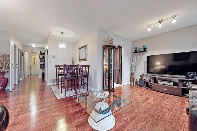 3241 Mccarthy Crt, House semidetached with 3 bedrooms, 3 bathrooms and 6 parking in Mississauga ON | Image 3