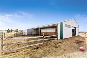 232072 Rge Rd 245, House detached with 3 bedrooms, 2 bathrooms and 10 parking in Wheatland County AB | Image 2