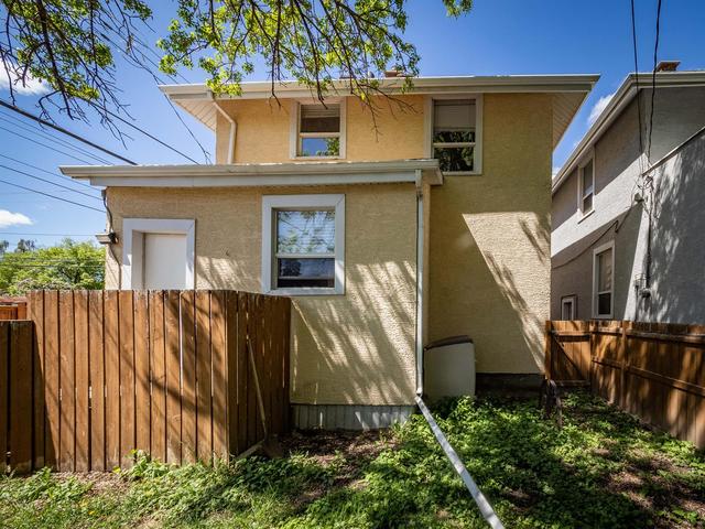 1012 4 Street Ne, House detached with 3 bedrooms, 3 bathrooms and 2 parking in Calgary AB | Image 4