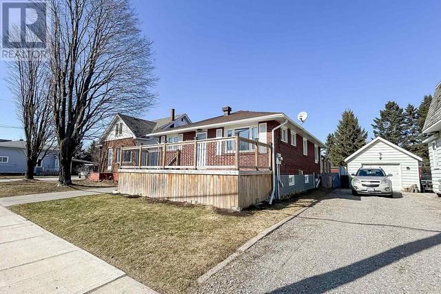 512 Douglas St, House detached with 2 bedrooms, 2 bathrooms and null parking in Sault Ste. Marie ON | Image 2