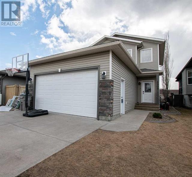 8905 71 Avenue, House detached with 4 bedrooms, 3 bathrooms and 4 parking in Grande Prairie AB | Image 1