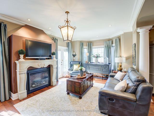 53 Yorkview Dr, House detached with 4 bedrooms, 4 bathrooms and 4 parking in Toronto ON | Image 5