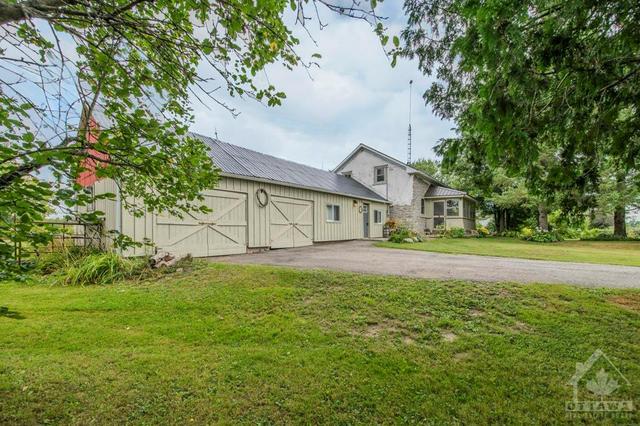 7548 County Rd 21 Road, House detached with 2 bedrooms, 1 bathrooms and 4 parking in Augusta ON | Image 2