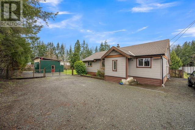 5733 Island Hwy N, House detached with 3 bedrooms, 1 bathrooms and 4 parking in Comox Valley B (Lazo North) BC | Image 14