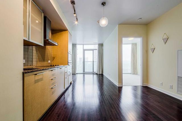 5211 - 12 York St, Condo with 1 bedrooms, 1 bathrooms and 1 parking in Toronto ON | Image 22