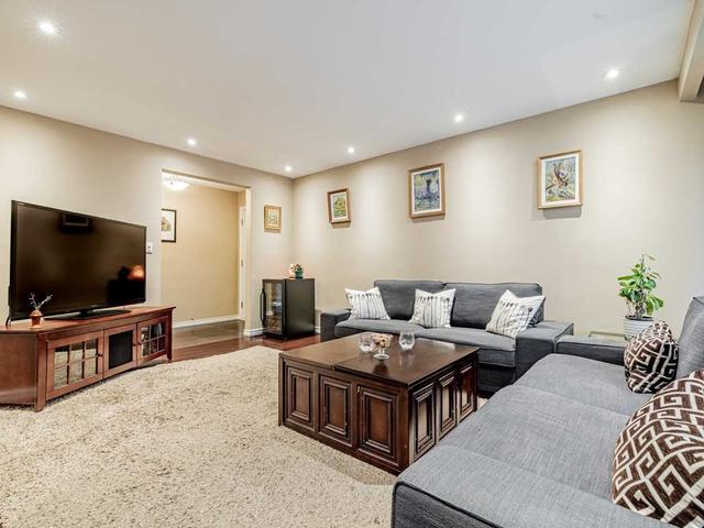 19 Royal Doulton Dr, House detached with 3 bedrooms, 2 bathrooms and 4 parking in Toronto ON | Image 12