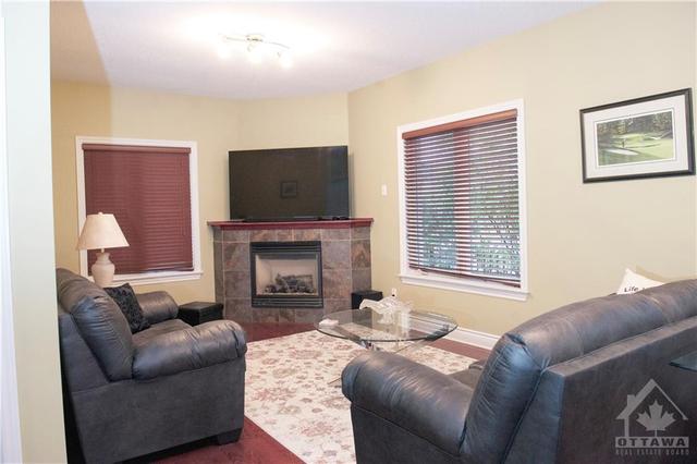 1464 Queensdale Avenue, House detached with 3 bedrooms, 3 bathrooms and 6 parking in Ottawa ON | Image 6