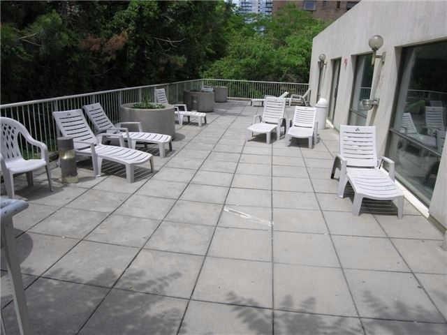 1001 - 298 Jarvis St, Condo with 1 bedrooms, 1 bathrooms and null parking in Toronto ON | Image 2