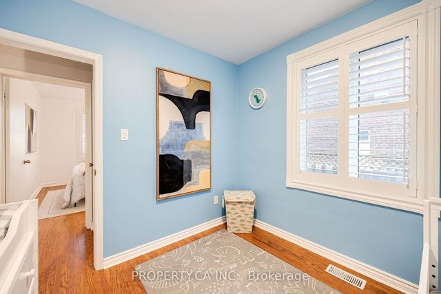 23 Niantic Cres, House semidetached with 3 bedrooms, 2 bathrooms and 4 parking in Toronto ON | Image 8