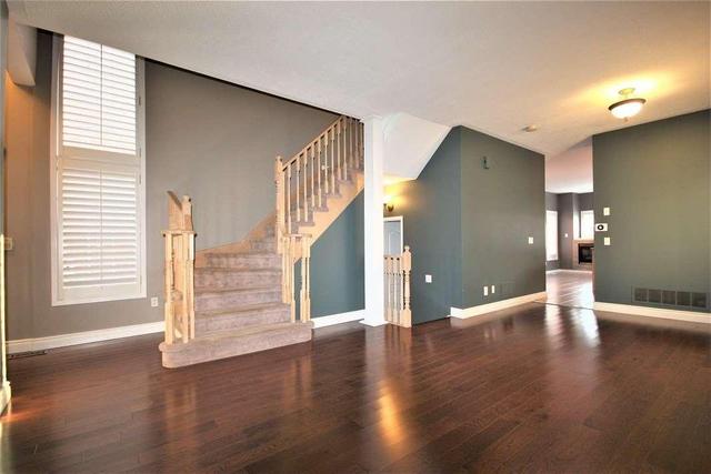 2612 Castle Hill Cres, House detached with 3 bedrooms, 4 bathrooms and 3 parking in Oakville ON | Image 3