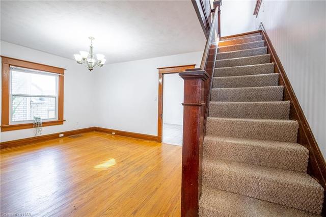 56 Court Street, House detached with 4 bedrooms, 2 bathrooms and null parking in St. Catharines ON | Image 2